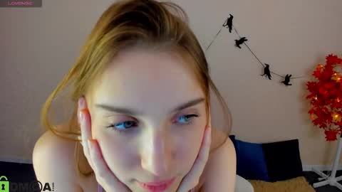 Snapshot of lina_reeds chatting on 11.05.25 LINA online show from 11.05.25