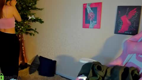 Snapshot of lina_reeds chatting on 12.17.25 LINA online show from 12.17.25