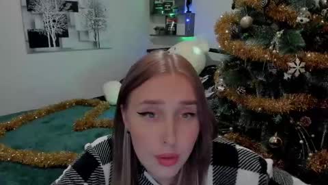 Snapshot of linatruly chatting on 12.20.24 Lina online show from 12.20.24