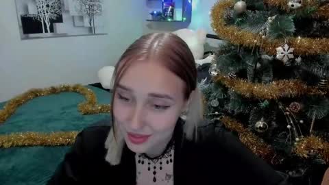 Snapshot of linatruly chatting on 12.21.24 Lina online show from 12.21.24
