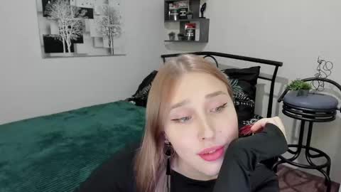 Snapshot of linatruly chatting on 02.04.25 Lina online show from 02.04.25