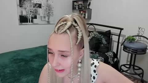 Snapshot of linatruly chatting on 02.19.25 Lina online show from 02.19.25