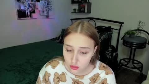 Snapshot of linatruly chatting on 02.28.25 Lina online show from 02.28.25