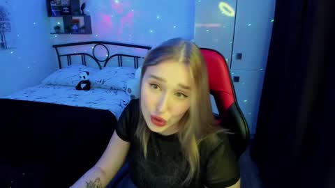 Snapshot of linatruly chatting on 10.16.25 Lina online show from 10.16.25