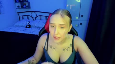 Snapshot of linatruly chatting on 10.17.25 Lina online show from 10.17.25