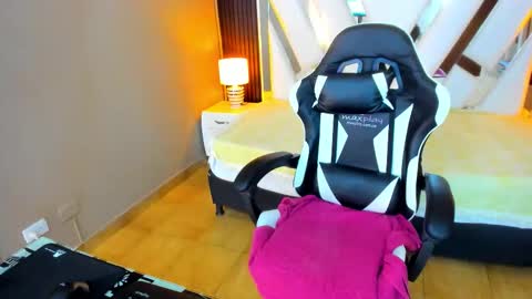 Snapshot of linda4petite chatting on 11.01.25 Linda online show from 11.01.25