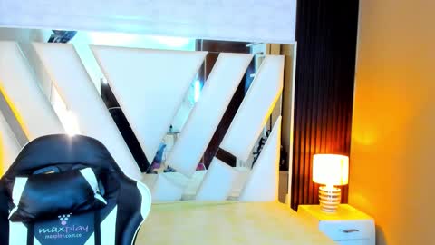 Snapshot of linda4petite chatting on 11.15.25 Linda online show from 11.15.25