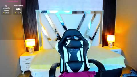 Snapshot of linda4petite chatting on 11.17.25 Linda online show from 11.17.25