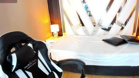 Snapshot of linda4petite chatting on 11.19.25 Linda online show from 11.19.25