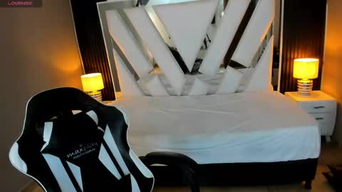 Snapshot of linda4petite chatting on 11.23.25 Linda online show from 11.23.25