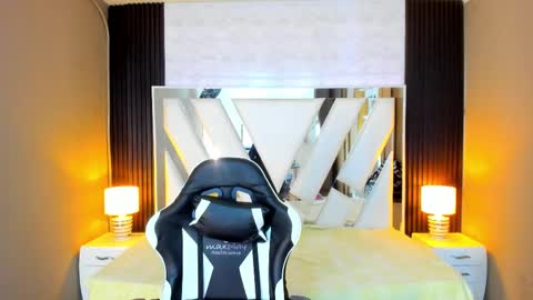 Snapshot of linda4petite chatting on 11.28.25 Linda online show from 11.28.25