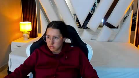 Snapshot of linda4petite chatting on 11.30.25 Linda online show from 11.30.25