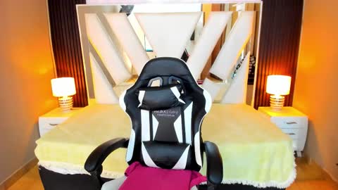 Snapshot of linda4petite chatting on 12.03.25 Linda online show from 12.03.25