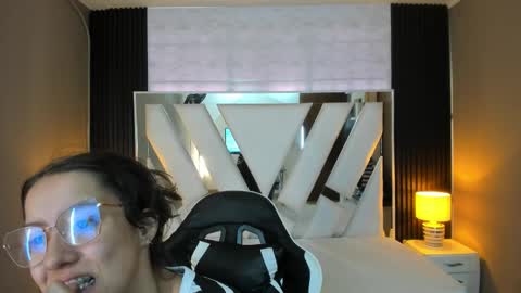 Snapshot of linda4petite chatting on 12.14.25 Linda online show from 12.14.25