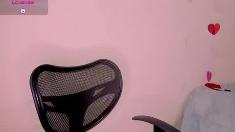 Snapshot of linda_alana chatting on 02.19.25 Alana online show from 02.19.25