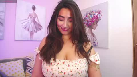 Maria Paula online show from 03.04.25