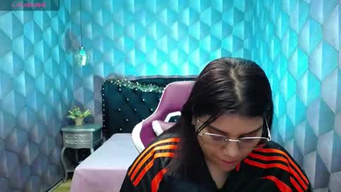 Snapshot of lindabreexlove chatting on 12.30.24    online show from 12.30.24
