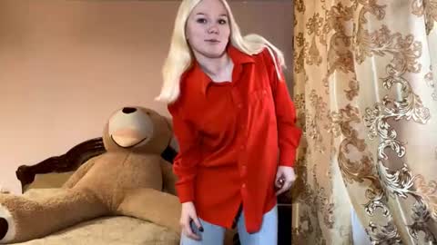 Snapshot of lindabreines chatting on 11.06.25 Luna online show from 11.06.25