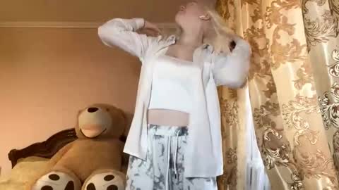 Snapshot of lindabreines chatting on 11.08.25 Luna online show from 11.08.25