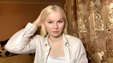 Snapshot of lindabreines chatting on 11.11.25 Luna online show from 11.11.25