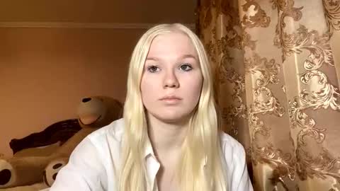 Snapshot of lindabreines chatting on 11.12.25 Luna online show from 11.12.25