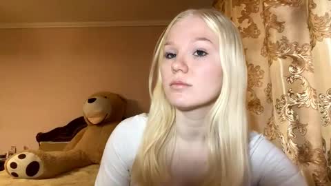 Snapshot of lindabreines chatting on 11.15.25 Luna online show from 11.15.25