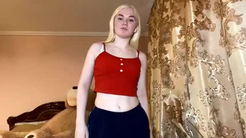 Snapshot of lindabreines chatting on 11.22.25 Luna online show from 11.22.25