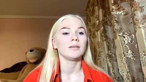 Snapshot of lindabreines chatting on 11.24.25 Luna online show from 11.24.25