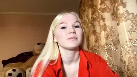 Snapshot of lindabreines chatting on 11.29.25 Luna online show from 11.29.25