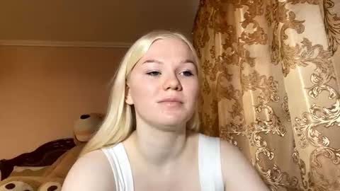 Snapshot of lindabreines chatting on 11.30.25 Luna online show from 11.30.25