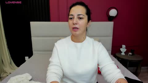 Snapshot of lindainsatiable chatting on 10.11.25 Linda online show from 10.11.25