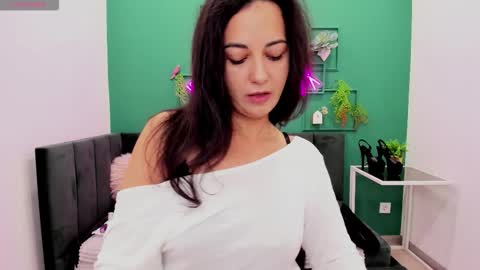 Snapshot of lindainsatiable chatting on 11.28.25 Linda online show from 11.28.25