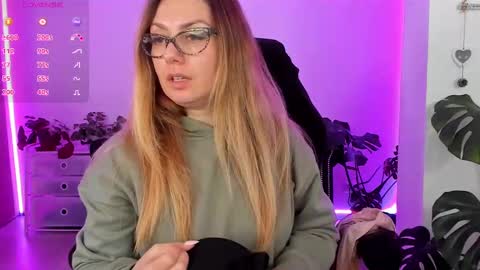 Snapshot of lindawhite_ chatting on 02.10.25 Linda  --  online show from 02.10.25