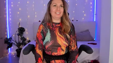 Snapshot of lindawhite_ chatting on 12.02.25 Linda -- online show from 12.02.25