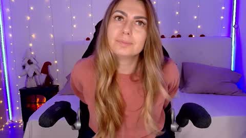 Snapshot of lindawhite_ chatting on 12.14.25 Linda -- online show from 12.14.25