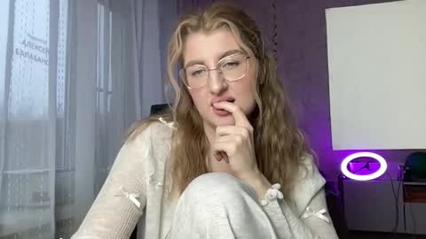 Snapshot of linoreya chatting on 11.22.25 linoreya online show from 11.22.25