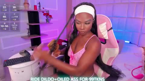 Snapshot of linsyadams chatting on 02.14.25     online show from 02.14.25