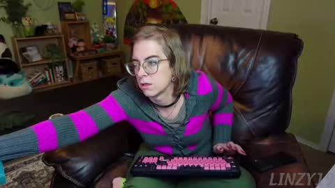 Linzy19 online show from 02.14.25