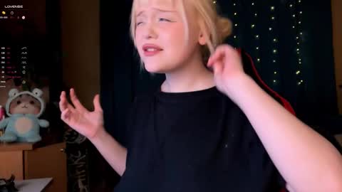 -Lisa- Help me to reach 100 thumbs up3 online show from 10.05.25