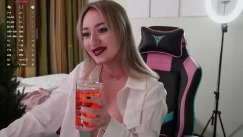 Snapshot of lisamayson chatting on 12.16.25 LISA online show from 12.16.25