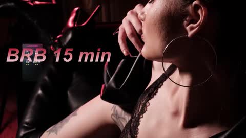 Lisa Moore online show from 11.05.25