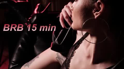 Snapshot of lisamooore chatting on 02.02.26 Lisa Moore online show from 02.02.26