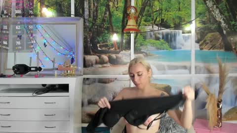 Snapshot of lissa_brown_ chatting on 12.12.24 Lissa online show from 12.12.24