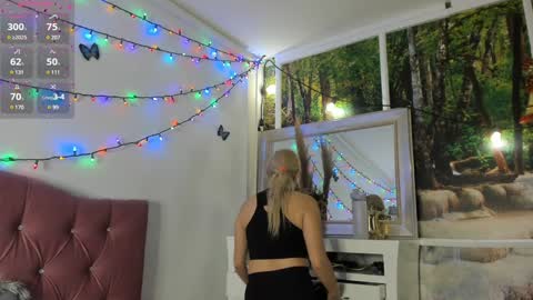 Snapshot of lissa_brown_ chatting on 12.18.24 Lissa online show from 12.18.24