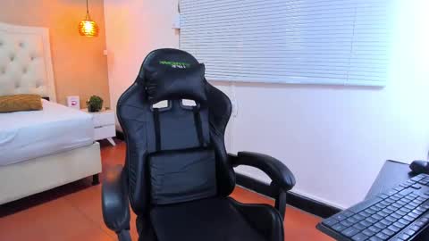 L I S S A  online show from 02.25.25