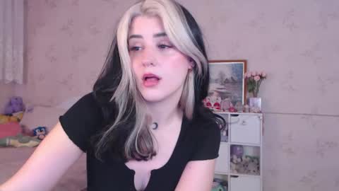 Snapshot of lissalucy chatting on 03.12.26 Alice Dont forget to thumbs up its very important online show from 03.12.26