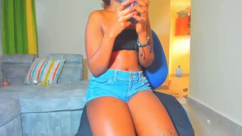 Snapshot of little_africa chatting on 01.04.25 little_africa online show from 01.04.25