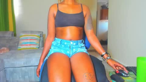 Snapshot of little_africa chatting on 01.06.25 little_africa online show from 01.06.25