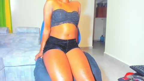 Snapshot of little_africa chatting on 01.11.25 little_africa online show from 01.11.25