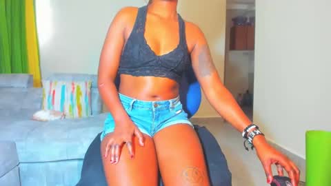 Snapshot of little_africa chatting on 01.12.25 little_africa online show from 01.12.25